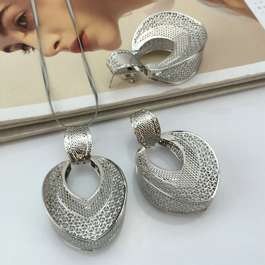 Yuminglai Superior 24K Gold Plated Italian Jewelry Set Hollow Design Pendant and Earrings Jewelry Set for Women FHK14903