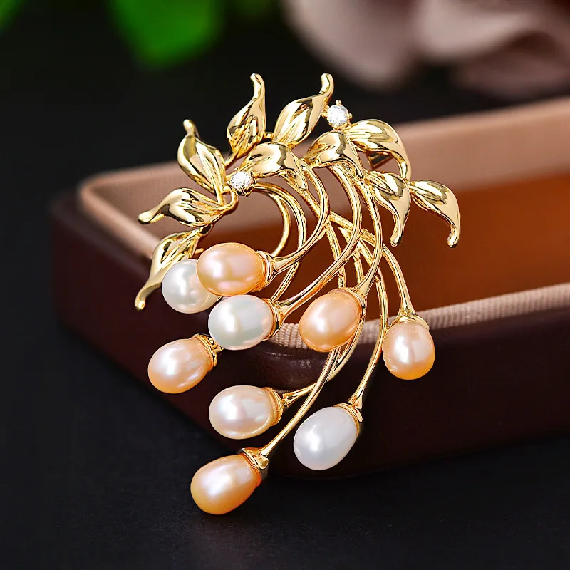 

Новинка 2024 года, элегантные и высококачественные броши с пресноводным жемчугом и виноградом для женщин, нишевый дизайн, высококачественные легкие роскошные аксессуары, булавки