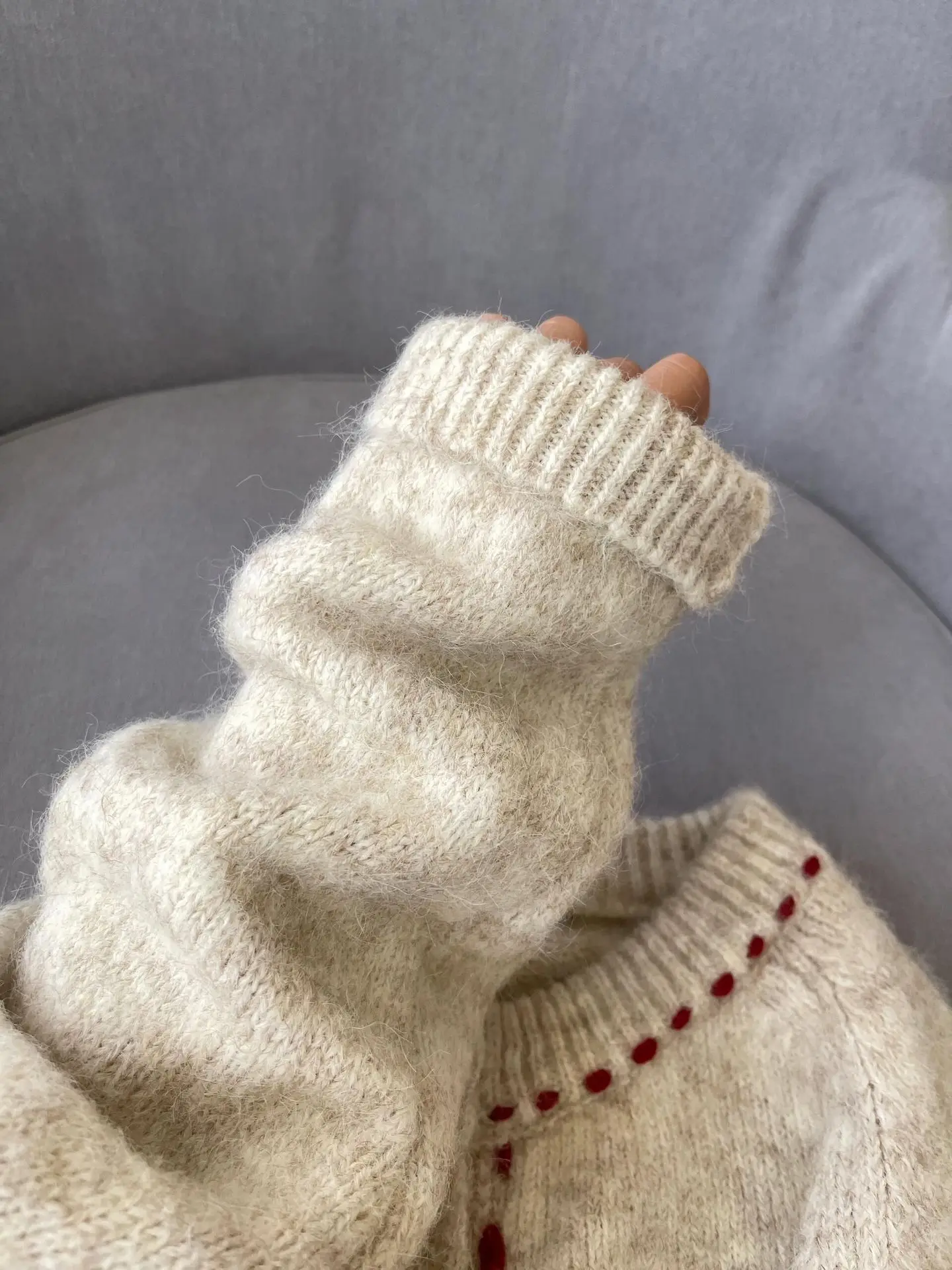 French retro soft and sticky knitted sweater for women in autumn and winter 2025  loose autumn and winter casual jacket