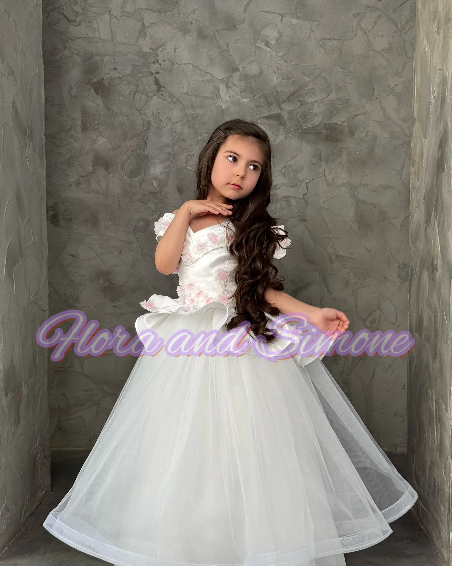 Fiori 3D eleganti personalizzati Spalle quadrate Abito da ragazza di fiori per cerimonie nuziali Feste Spettacoli di danza Festa di compleanno