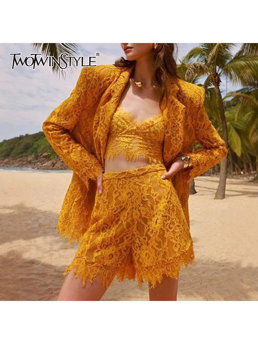 

TWOTWINSTYLE однотонные кружевные комплекты из трех предметов для женщин, куртка с длинными рукавами и лацканами, прозрачный жилет, шорты с высокой талией, женский новый комплект