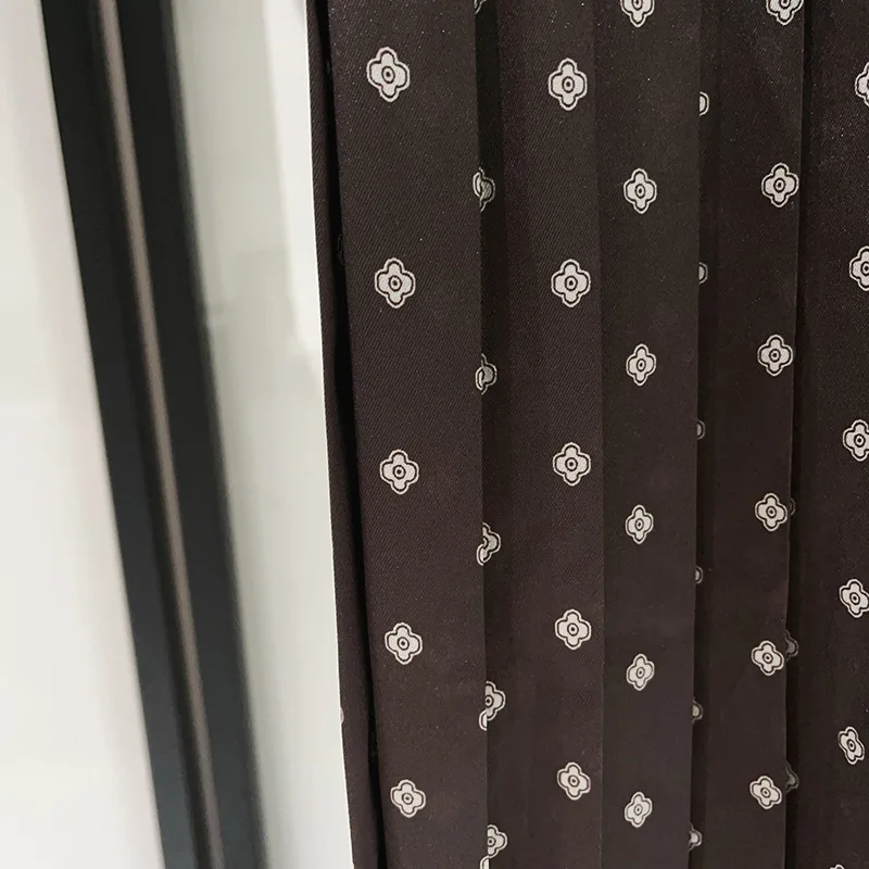 تنورة لخريف وشتاء 2025 ذات ثنيات زهرية لطيفة وحزام بإبزيم مزدوج وفتحة جانبية على طراز هونج كونج 25899 #3