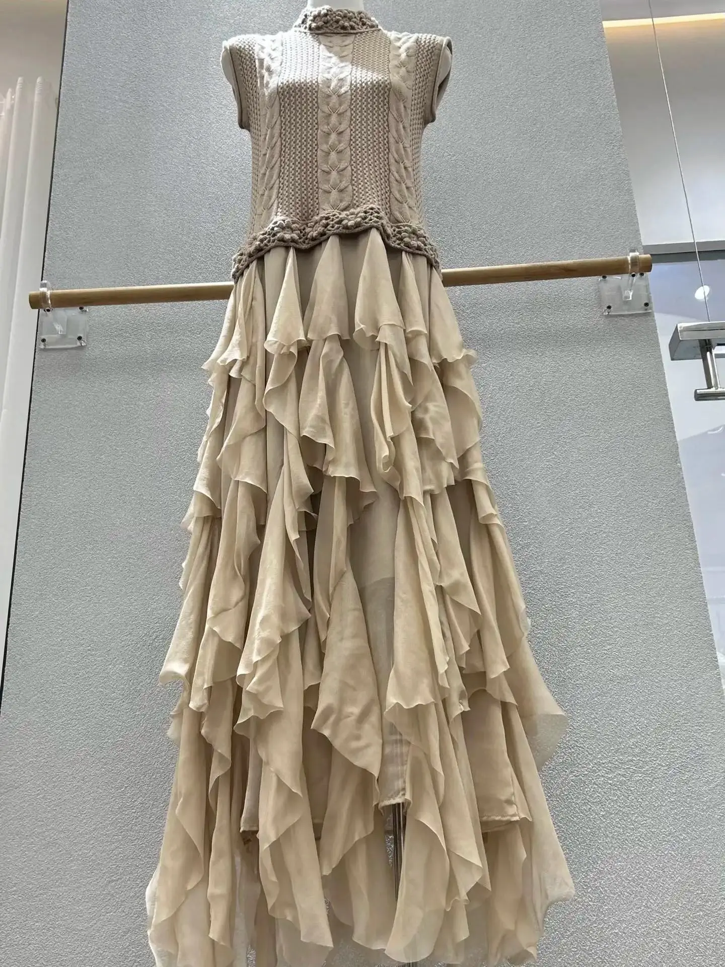 Vestido colete feminino bordado floral, malha, gola emendada, sem mangas, babados, em camadas, vintage, robe feminino