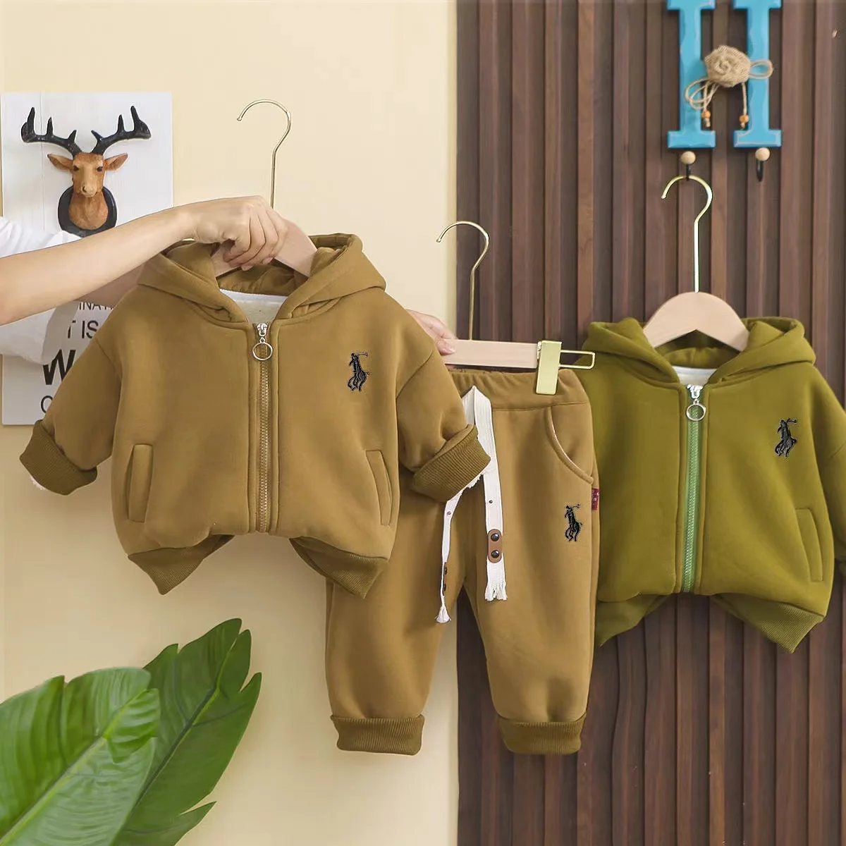 Boys' Autumn And Winter Clothing Westernized Plush And Thickened Two-piece Set Baby's Winter Vest Hoodie Baby's Fashion Trend