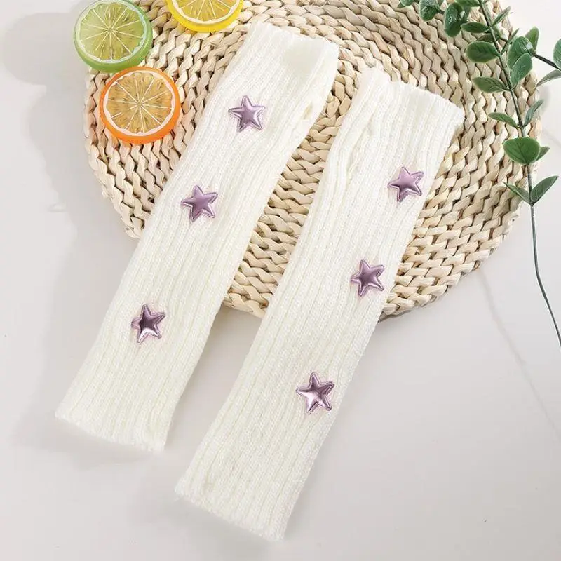 Рисунок 5 - Белые, черные длинные варежки на запястье