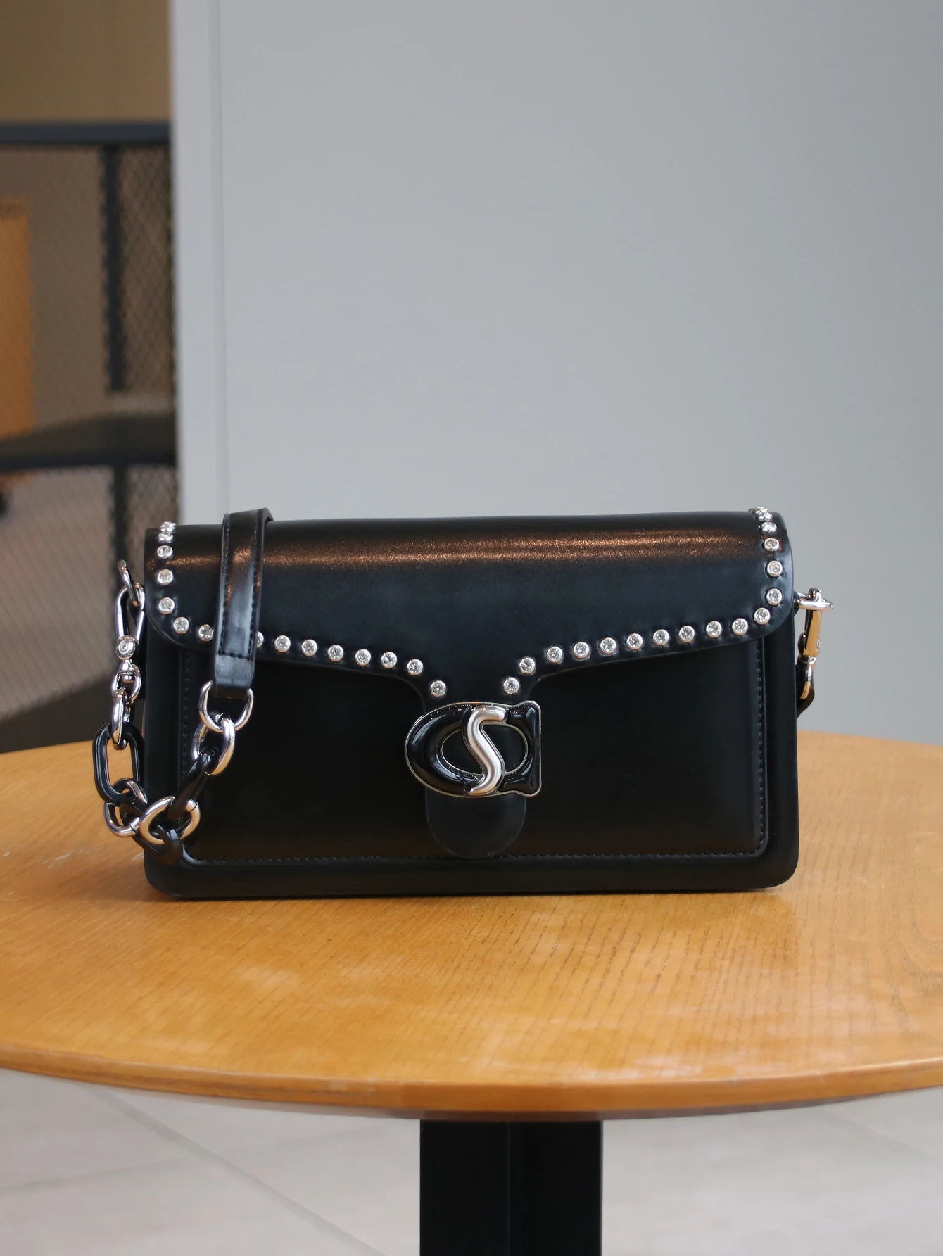 Minority design fashion 2026 new personality trend rivet drilling bag simple solid color Joker large capacity small square bag h