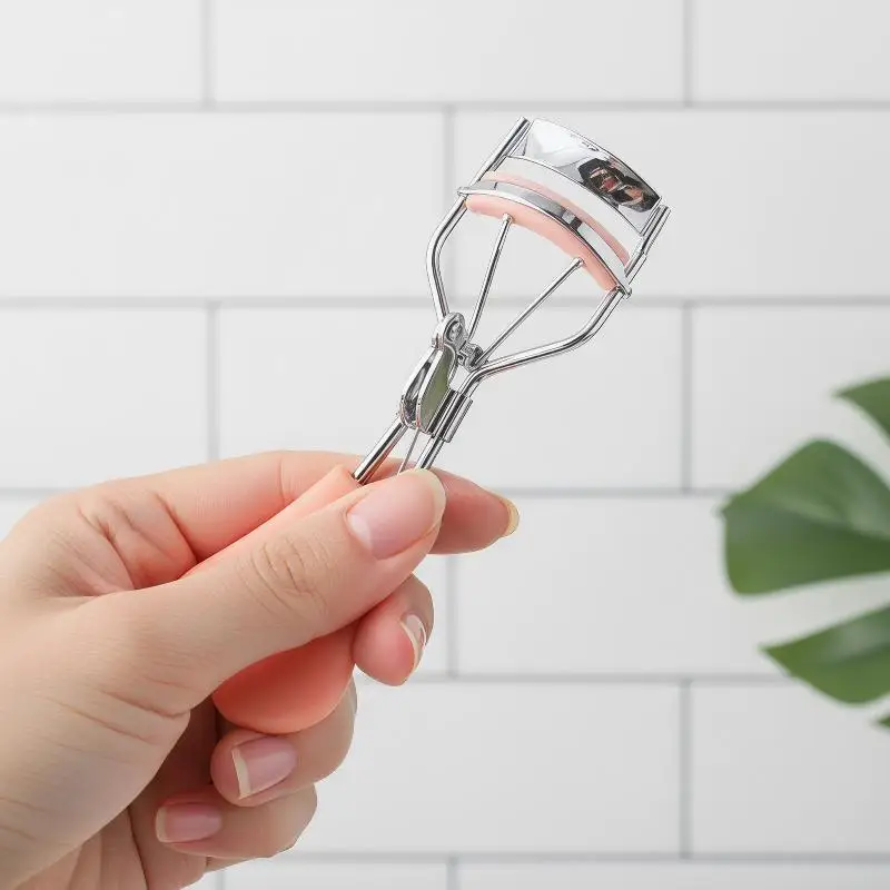 Precision Handle Eyelash Curler for Effortless Curl Stunning Lashes Portable Makeup Accessory