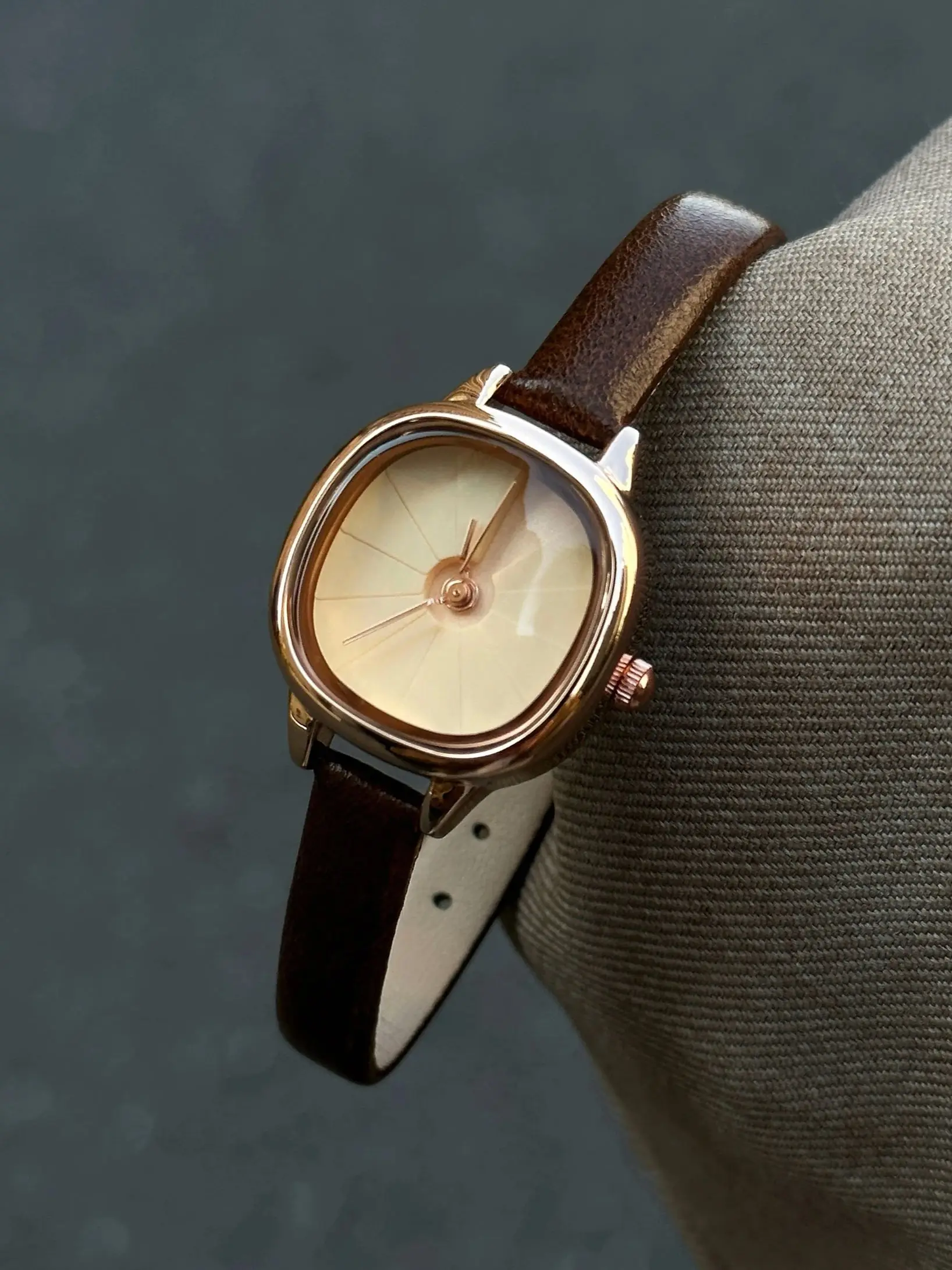 

Affordable Luxury Vintage-Style Women's Watch Sophisticated Stepped Dial, Water-Resistant, Leather Strap Perfect Gift for Women