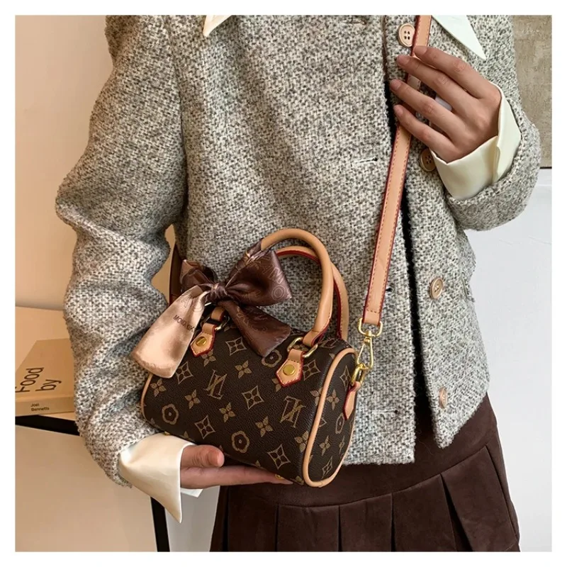 

Minimalist Designer Classic Diaper Bags For Women Trendy Vintage Shoulder Bag Large Capacity Leather Commuter Bag Chic Elegant