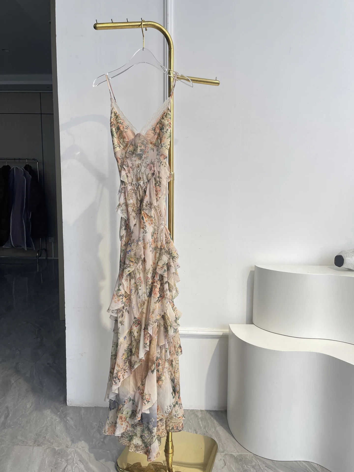 

Розовое кружевное лоскутное платье миди без рукавов с цветочным принтом и открытой спиной с оборками