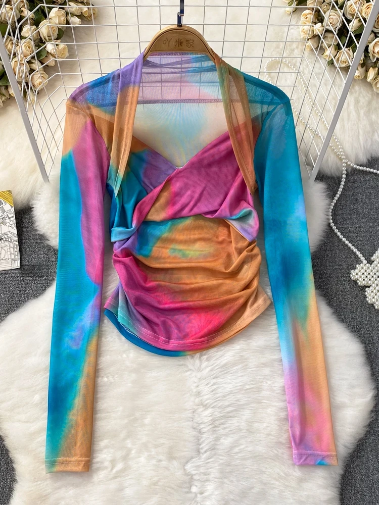 تي شيرت نسائي صيفي بأكمام طويلة ورقبة على شكل حرف V، بتصميم كامو وطباعة تاي داي، مع طيات مخصرة وقصيرة، على الطراز الكوري للتن...