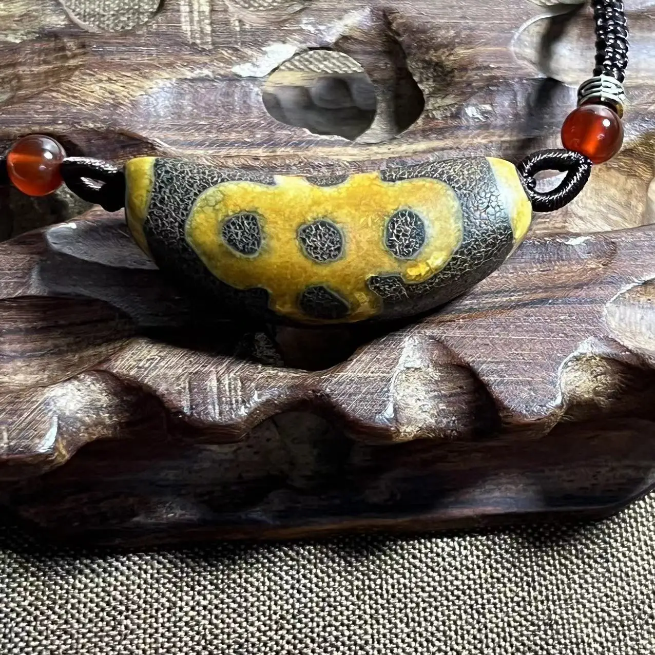 Tibetan old mine natural old agate weathering opening five-eye lightning swastika six-eye horn bead necklace collarbone chain