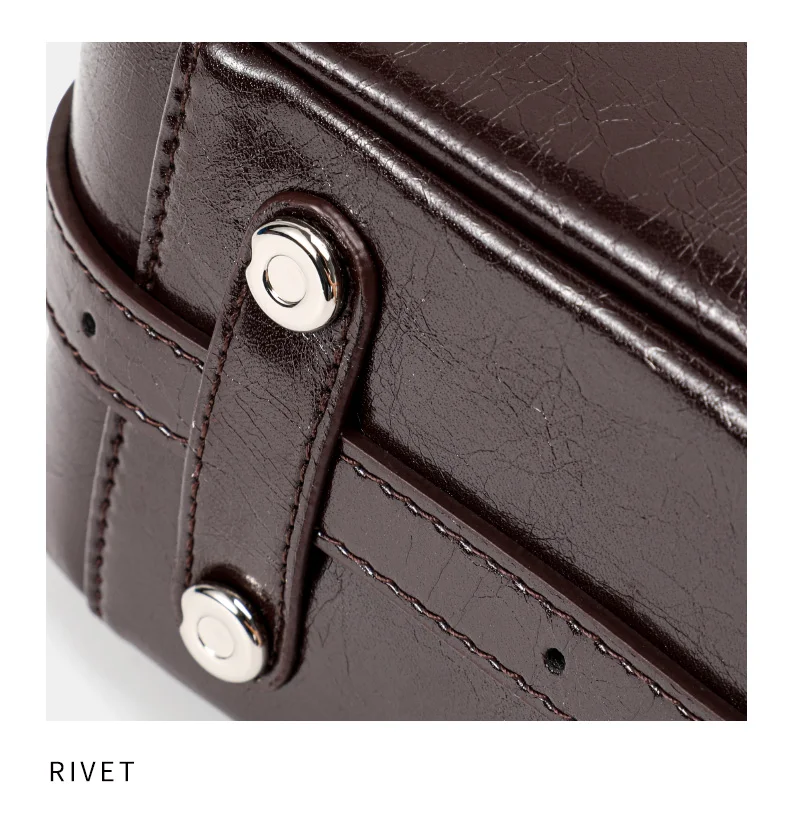 Aidrani Damen-Schultertasche aus echtem Rindsleder mit Anhänger, geräumige Crossbody-Reisetasche im Hobo-Stil – Detail 15