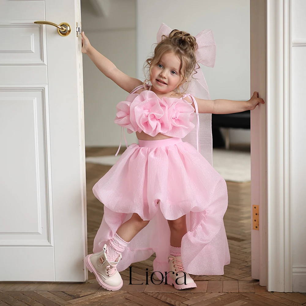 robe-de-demoiselle-d'honneur-liora-personnalisee-en-organza-rose-avec-fleurs-3d-bretelles-spaghetti-dos-lace-coupe-asymetrique-pour-tout-petits-ideale-pour-mariage-ou-fete