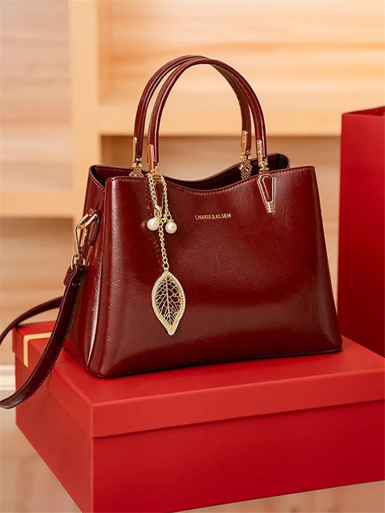 

Красная кожаная сумка-тоут для женщин среднего возраста, для свадеб и банкетов, новинка 2025 года, модная сумка из мягкой воловьей кожи без молнии, с внутренним карманом