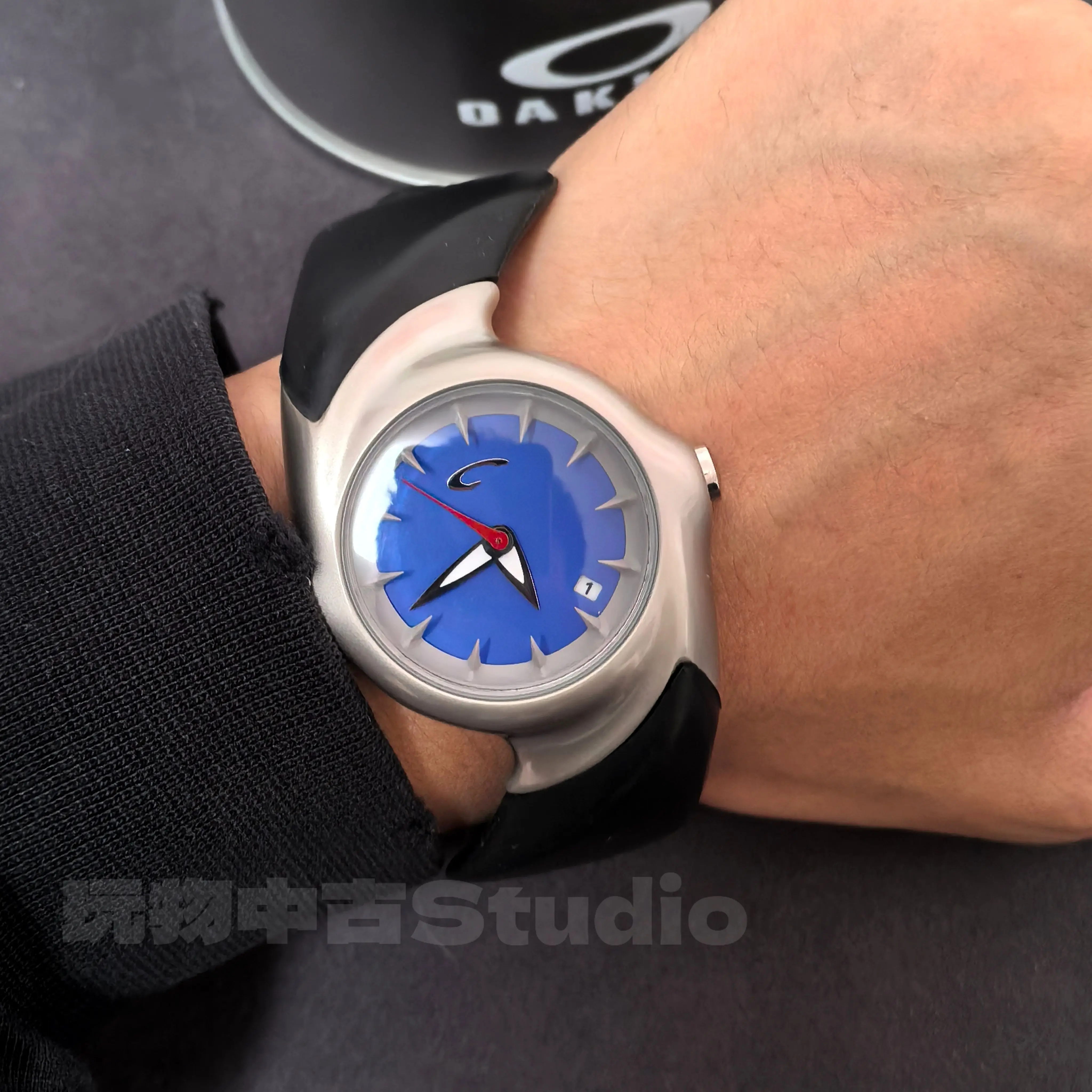 

Original non-oakley style crush first generation 2.0 medieval sports plaything trendy European and American watch cleanfit