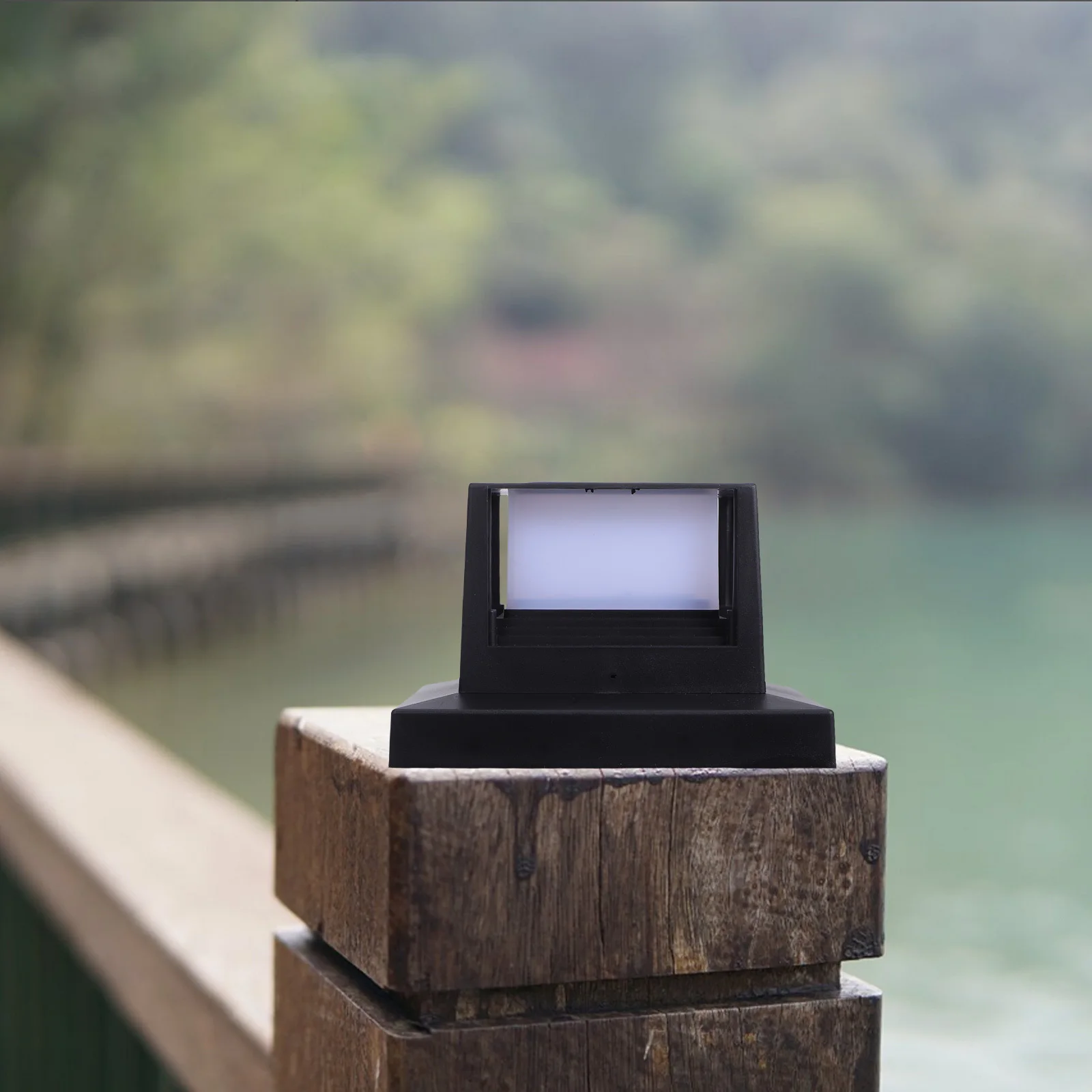 

Solar Powered Garden Fence Decorative Light Outdoor Post Light Fixture Waterproof IP44 Auto on At Dusk for Lawn Driveway Pathway