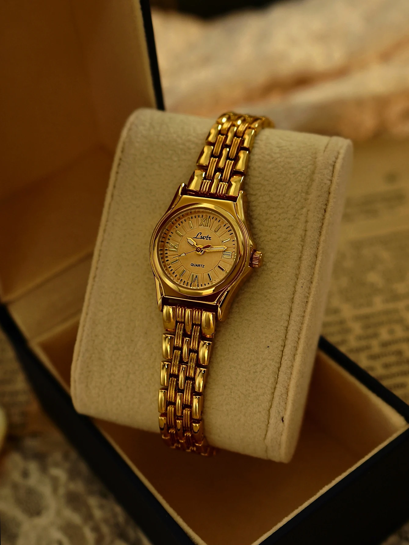 1 new gold compact ladies quartz watch gold surface with bracelet literary leisure simple niche ladies waterproof watch.