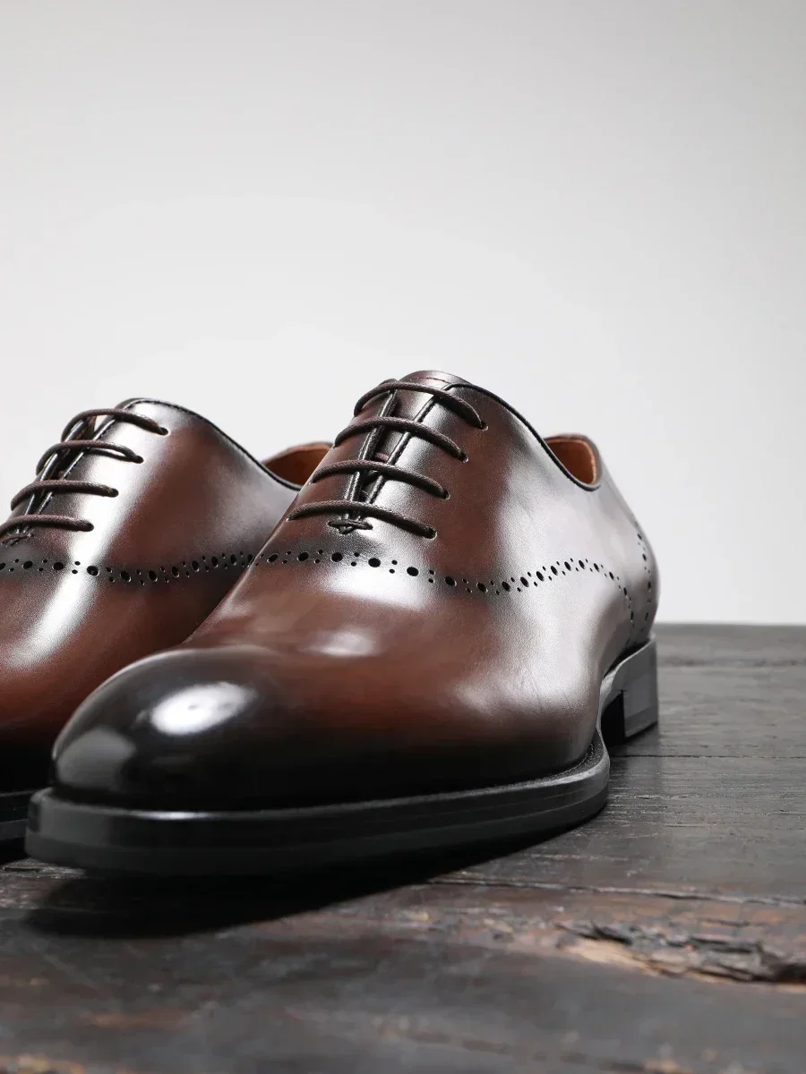 2025 الربيع والخريف أحذية رجالية رسمية جلد طبيعي سميكة وحيد الدانتيل يصل الأعمال حذاء كاجوال أحذية الزفاف العريس