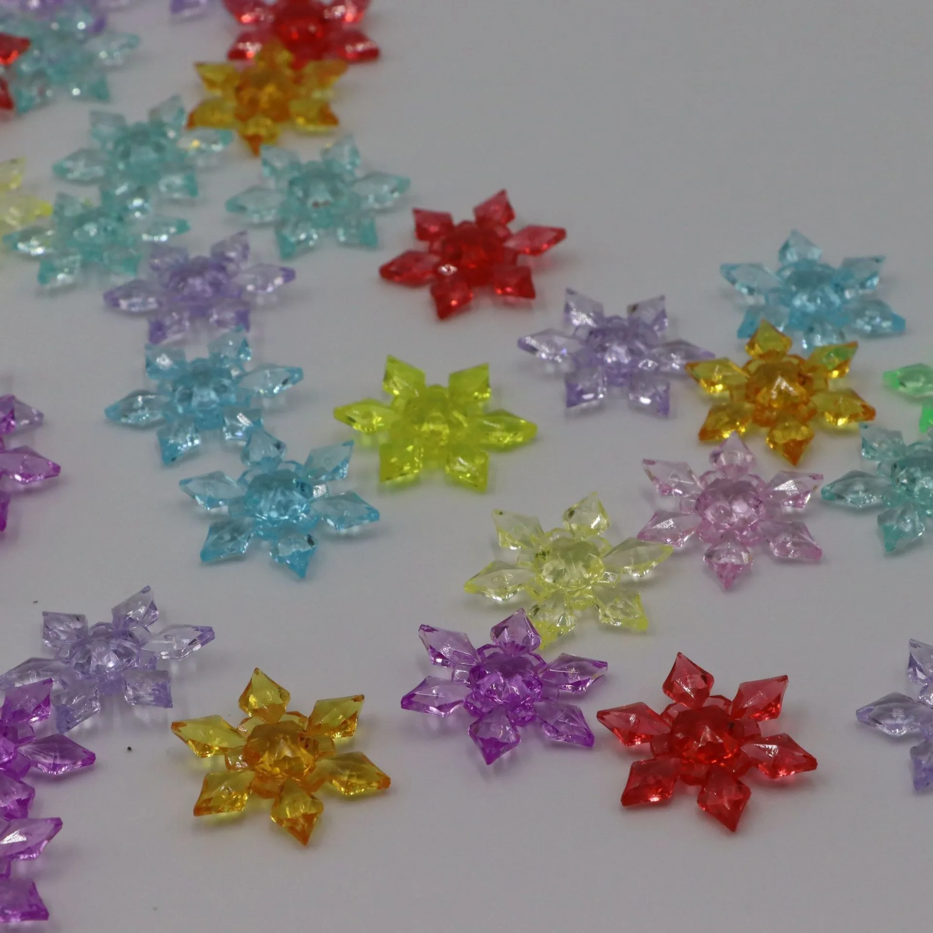 

Camal 20pcs 29mm Mixed Color Acrylic Snowflake Beads Toys for Christmas Wedding Party Home Table Scatter Scene Layout Ornaments