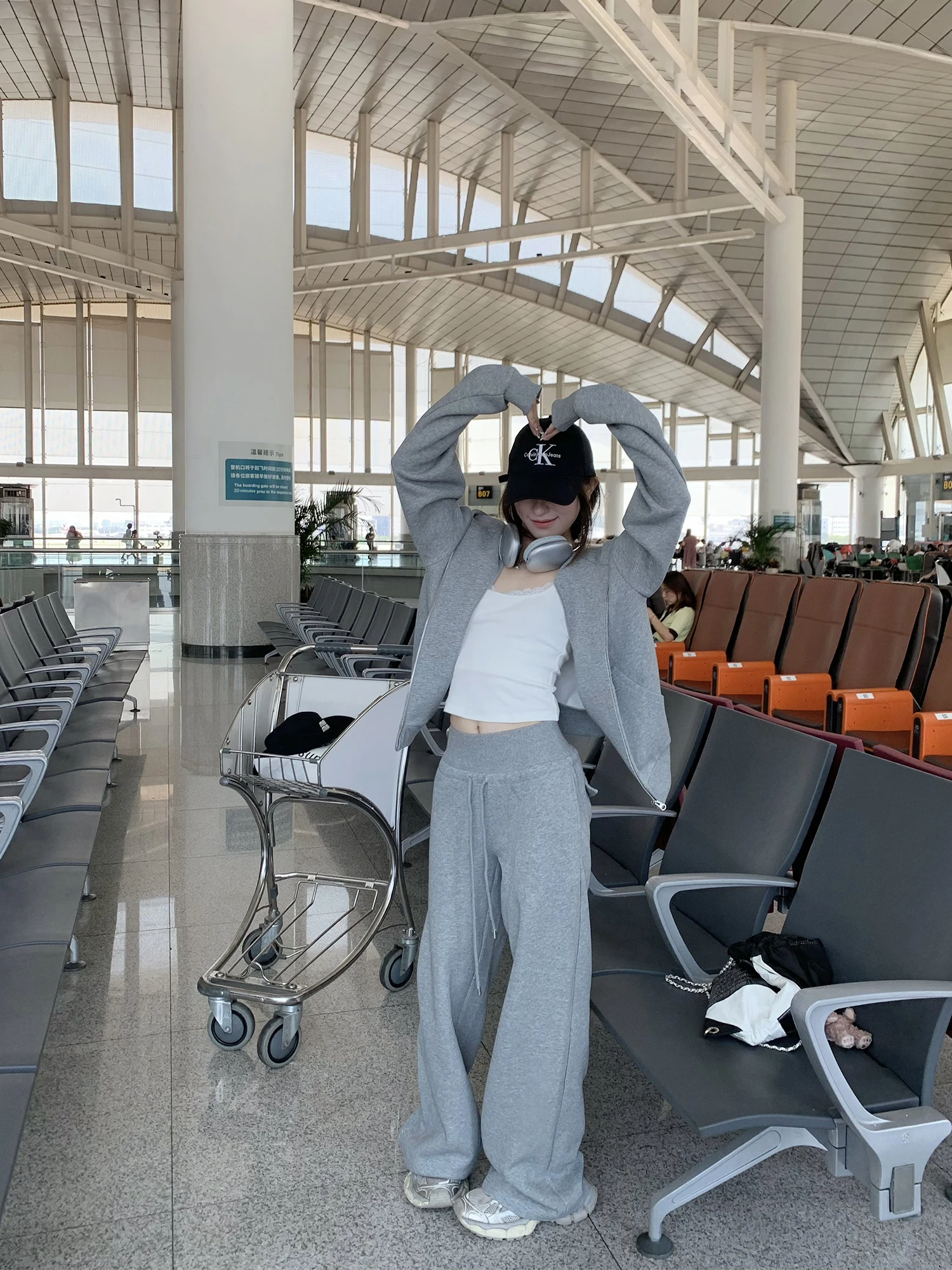 

Комплект из свитшота и спортивных брюк Hhi ey, повседневный спортивный костюм-двойка, модный элитный образ для ранней осени, серия ey