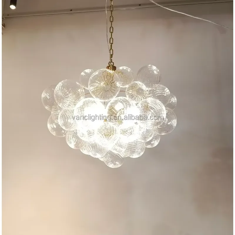 Lámpara Colgante Redonda Moderna de Cristal Soplado a Mano con Detalles en Acero y Latón, Estilo Nórdico para Decoración de Interiores de Villas y Hoteles