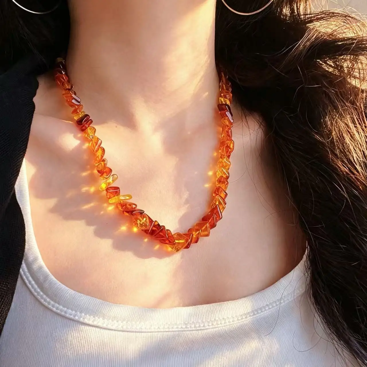 Collier ras du cou vintage en ambre, perles d'ambre naturelles authentiques de qualité supérieure, ambre sang et arc-en-ciel, collier artistique pour clavicule, cadeau pour elle