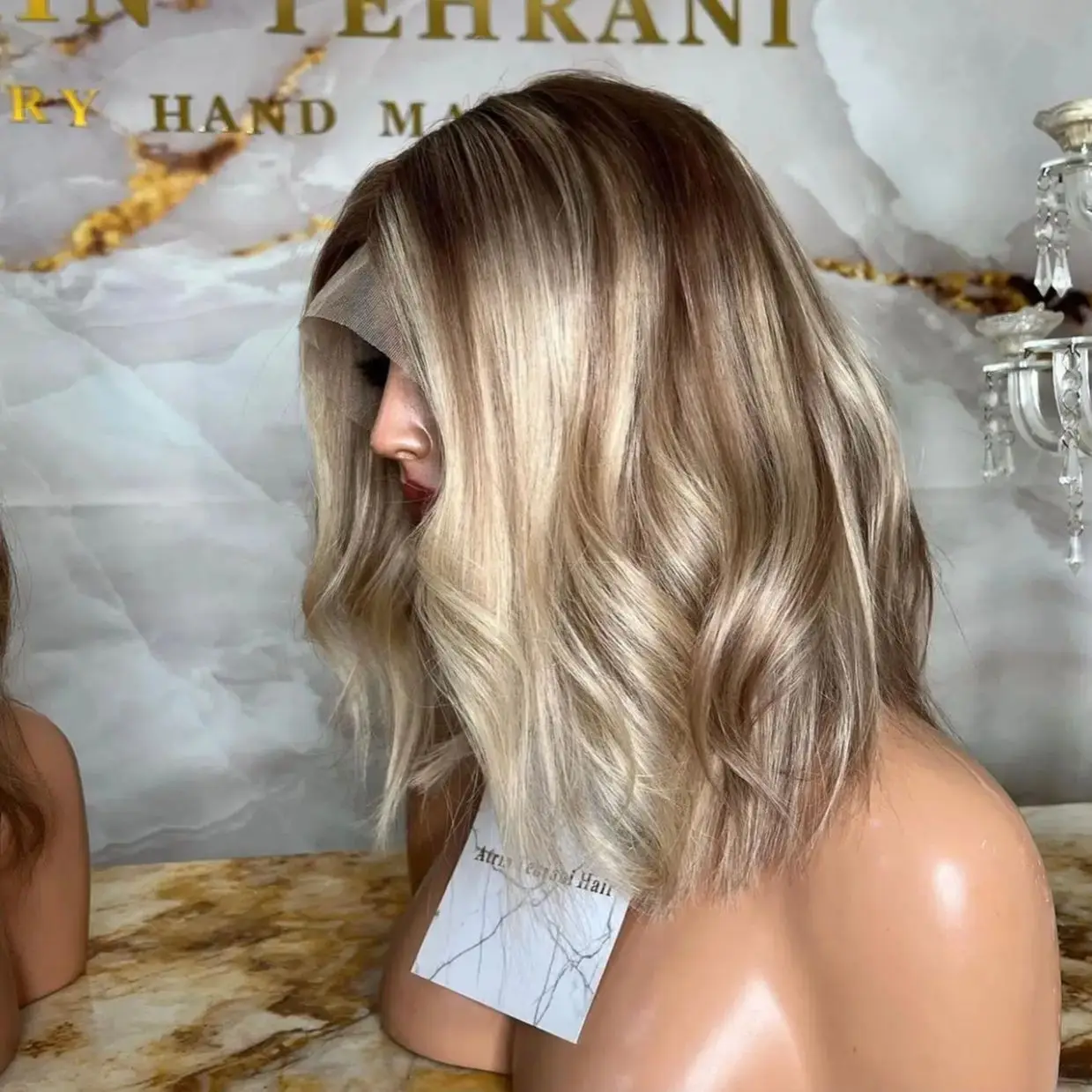 perruque-courte-bob-de-12-pouces-synthetique-resistante-a-la-chaleur-ondulations-naturelles-balayage-blond-racine-perruque-frontale-en-dentelle-13x4-a-raie-libre-cadeau-pour-filles