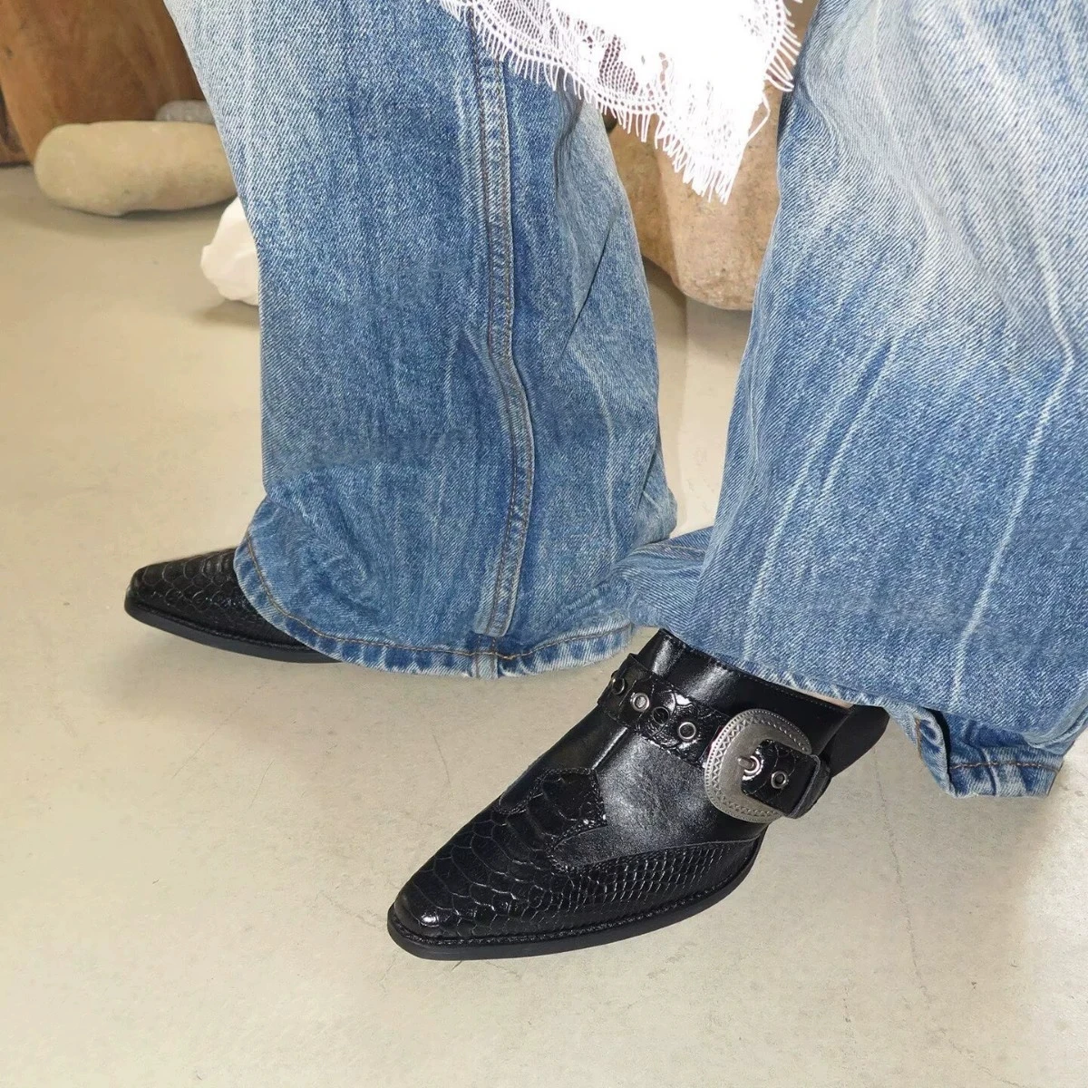 

Ladies Pumps Black Vintage Muller Slippers Summer Close Toe Chunky Shoes For Woman Belt Buckle High Heels Fashion Shoes