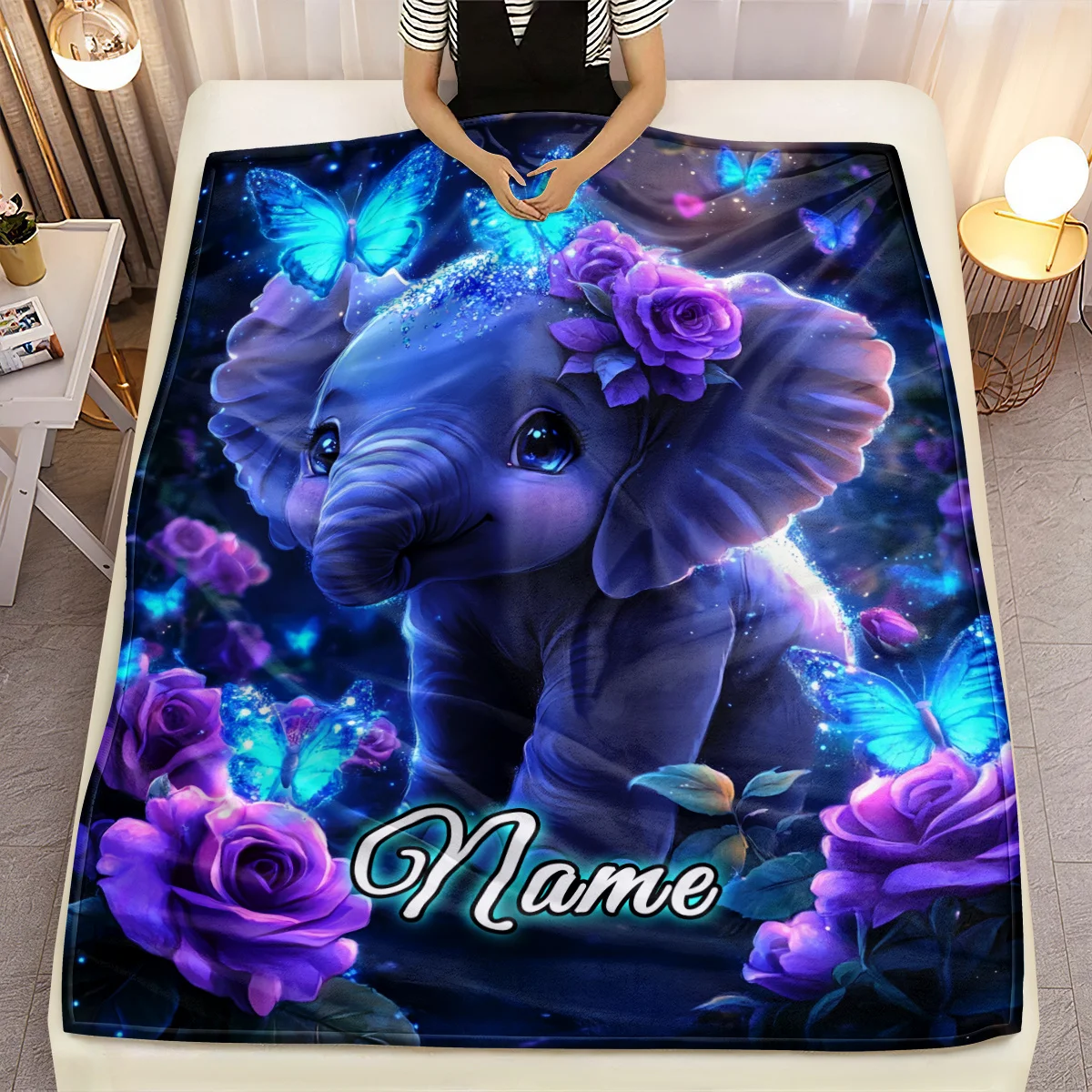 1 Stück Flanell-Überwurfdecke mit individuellem Namen, verzauberter Elefant, Schmetterlinge – Reißverschluss-Digitaldruck für Sofa, Bett, Reisen, Camping