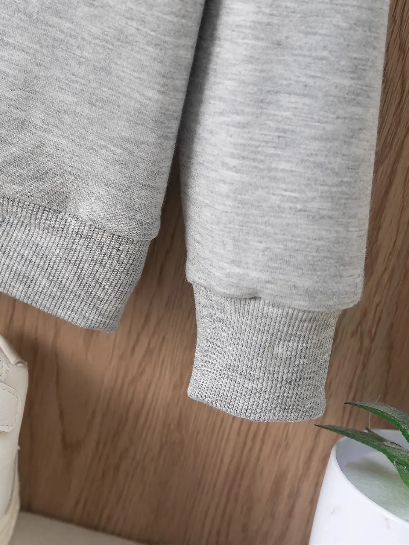 هوديي للفتيات من Holly Jolly مع نمط ترتر مضحك بنمط حروف كاجوال مريح برقبة دائرية