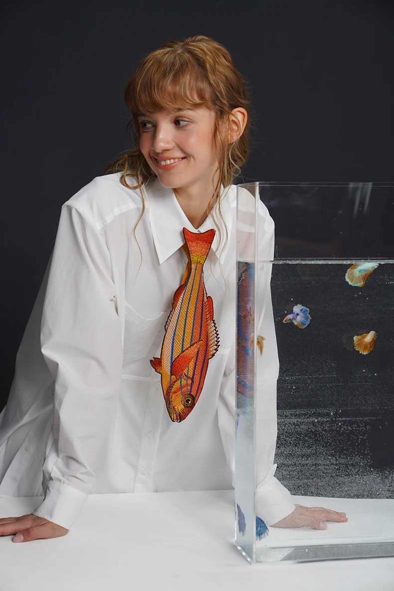 cravatta-ricamata-con-pesce-rosso-giocosa-asimmetrica-a-contrasto-di-colore-da-donna-dal-design-originale