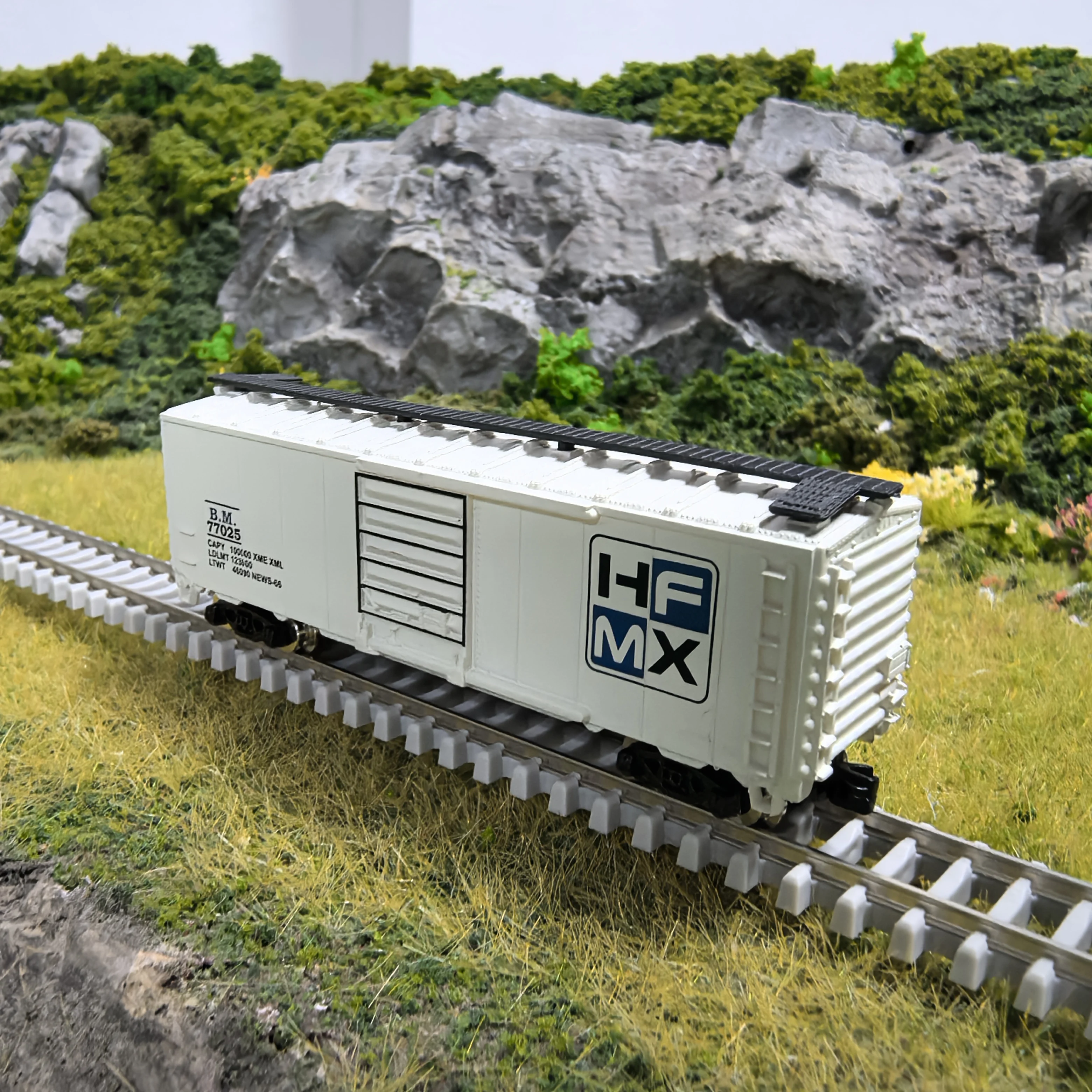 1:160 N Scale White Refrigerated Compartment Train Model, Compatible with Standard Track for Railway Diorama & Collector Disp