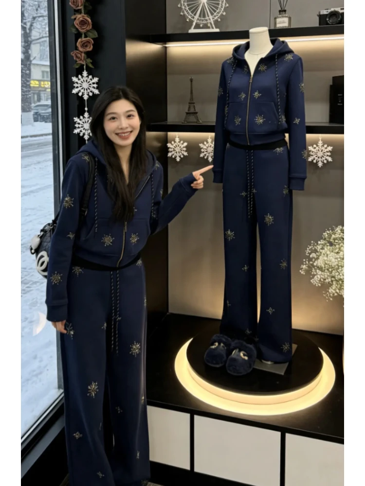 

Laid-ba Chic Комплект спортивной одежды Женская осенне-зимняя дизайнерская блестящая шапка Толстовка Широкие брюки Комплект из двух предметов Faionable Ca...