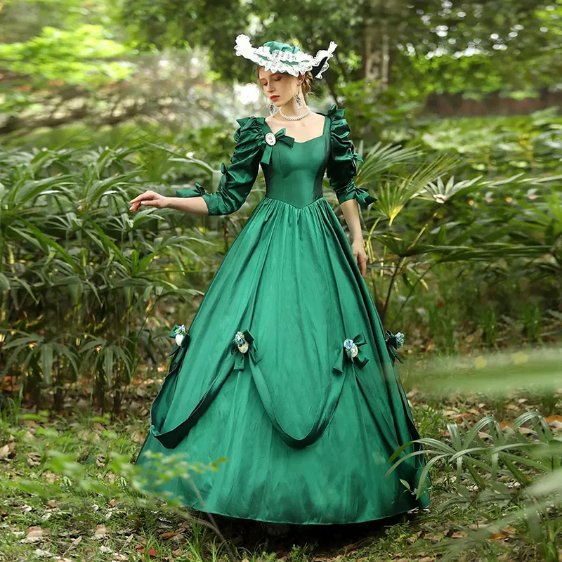 Mittelalterliches Luxus-Ballkleid im viktorianischen Stil, Vintage-Kleid aus grünem Satin mit Herzausschnitt, Perlen, Blumen, Schleifenärmeln, Rüschen und Schnürung. – Detail 1