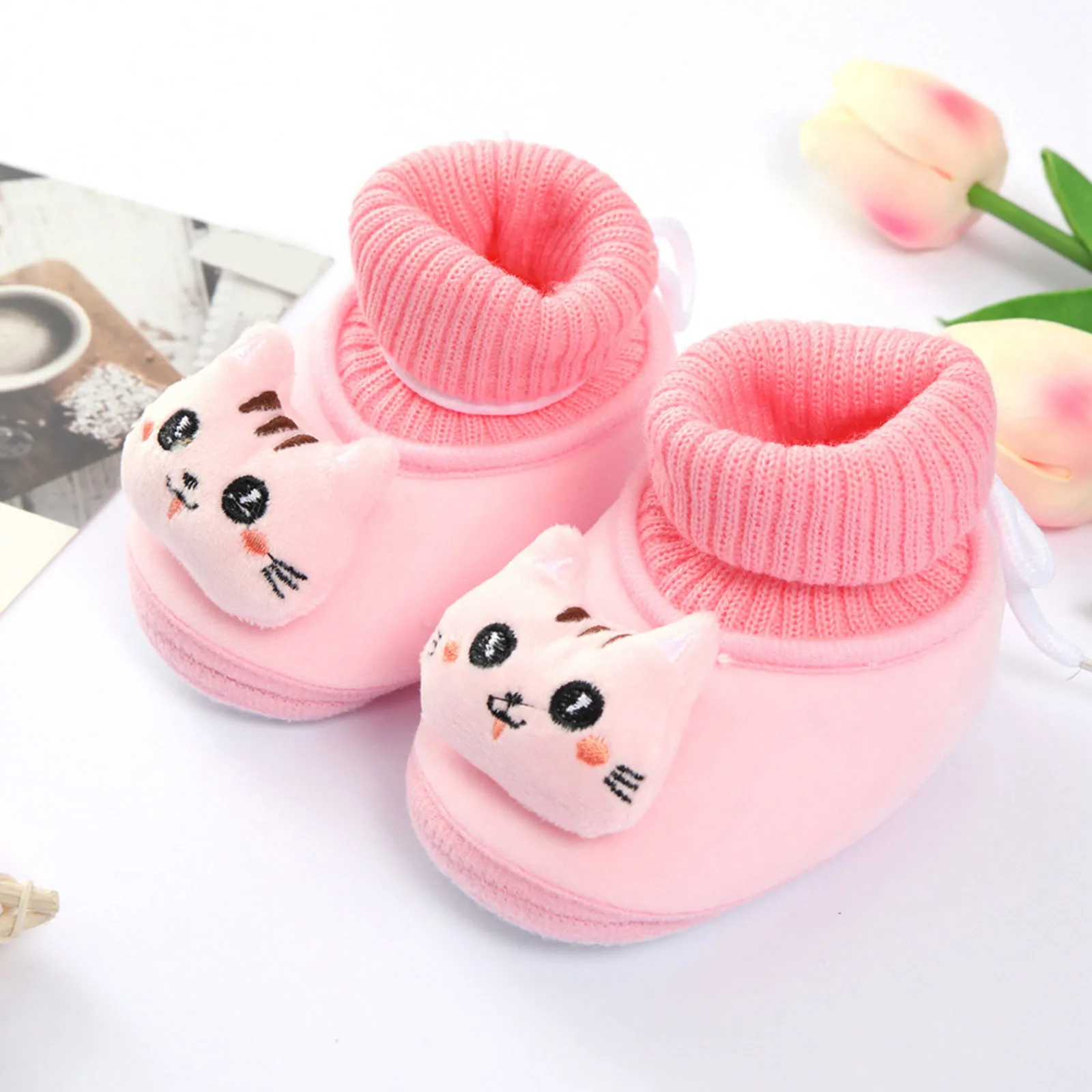 Sepatu kartun bayi sepatu balita lucu kucing kartun zapatillas anak laki-laki dan perempuan kaus kaki datar tali elastis antiselip hangat nyaman