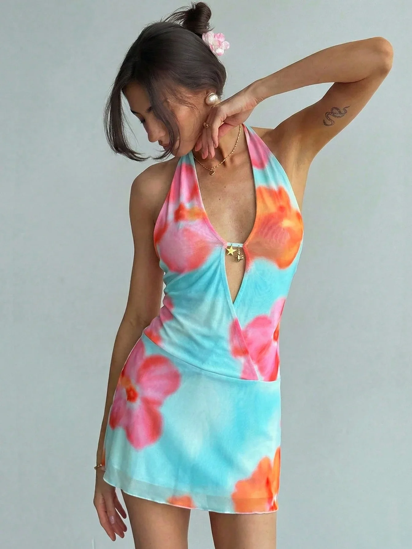 

Яркое синее мини-платье с цветочным принтом и эффектом тай-дай, с глубоким V-образным вырезом и открытой спиной, летний сарафан