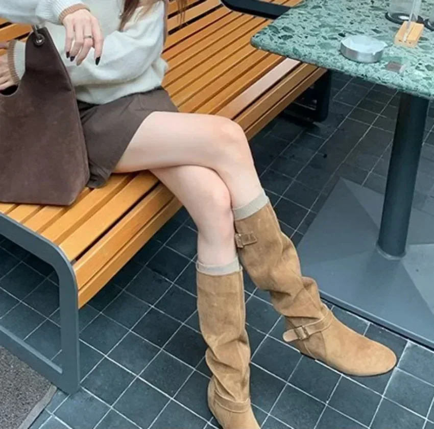Herbstliche, runde Zehenpartie, hohe, minimalistische Stiefeletten mit stilvollem Gürtelschnallendesign. Vielseitige und praktische Westernstiefel. – Detail 8