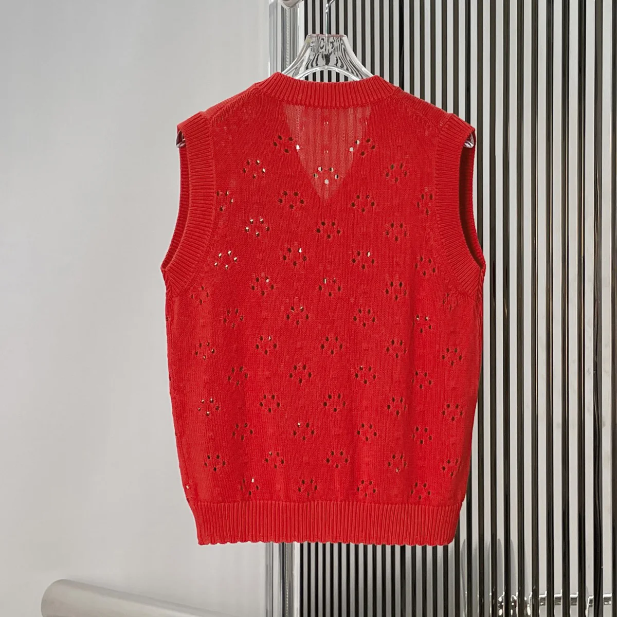 High Quality Women Solid Color V‑Neck Hollow Out Knit Vest Sleeveless Knitwear Casual Layer Waistcoat lyt127878