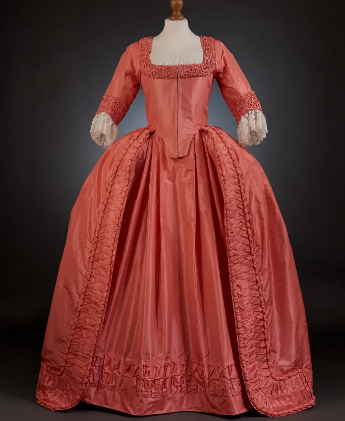 로코코 스타일 핑크 새틴 가운, 정교한 금 장식과 레이어드 스커트, 역사적 재연, 할로윈, 크리스마스