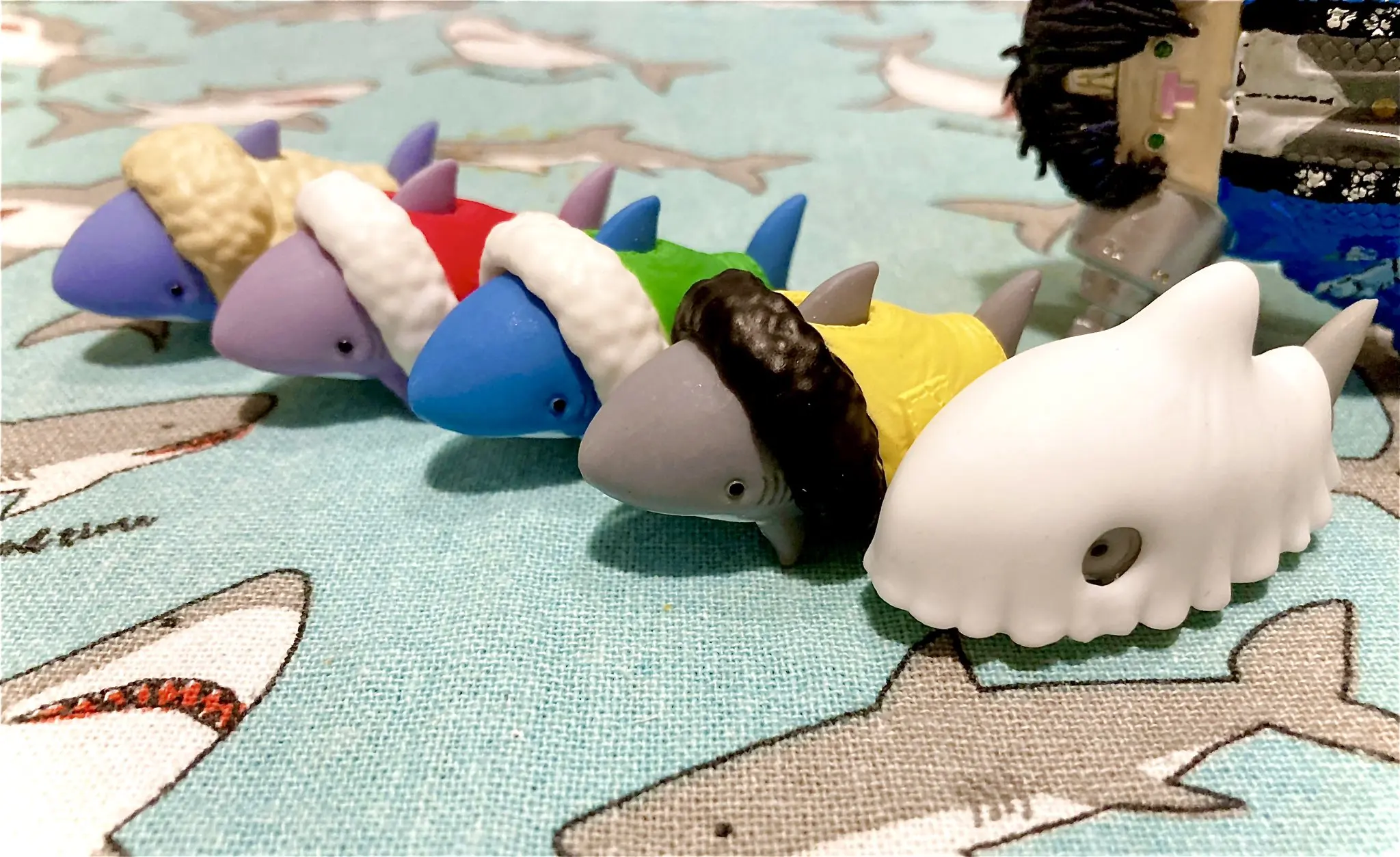 Yell world capsule toys SAMMY the cold shark cute kawaii shark dress warm clothes gashapon figures desktop car ornament