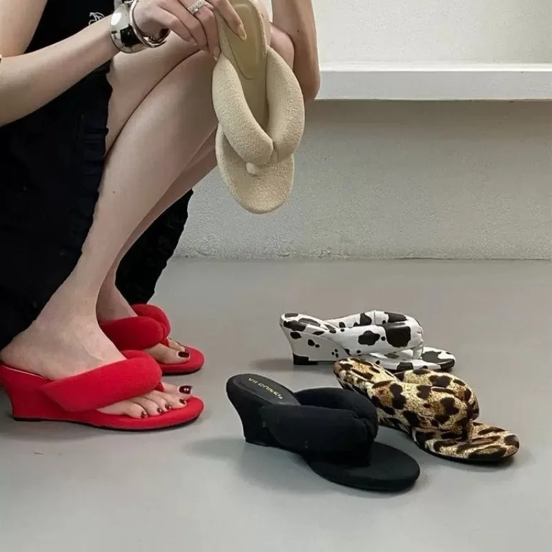 2026 الصيف شبشب نسائي موضة ضيق النطاق السيدات الانزلاق على الوجه بالتخبط كعب إسفين منخفض فستان في الهواء الطلق الشرائح Mujer #5