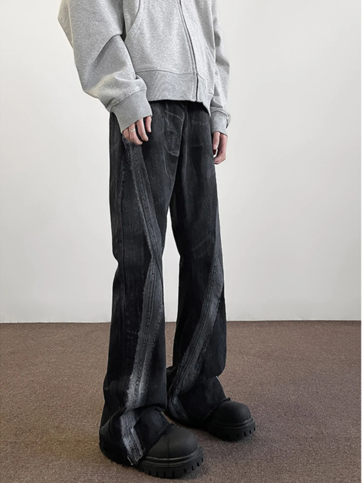 

Мужские и женские джинсы с широкими штанинами в стиле High Street Design, слегка расклешенные, длиной до колена, с рваным краем.