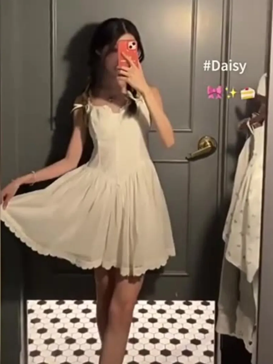 Biała Sukienka Mini z Kokardą i Koronkowym Wykończeniem Damska Letnia Streetwear Zapinana na Guziki Bez Rękawów Trapezowa Krótka Sukienka Vestidos Vintage Słodka Elegancka Nowa
