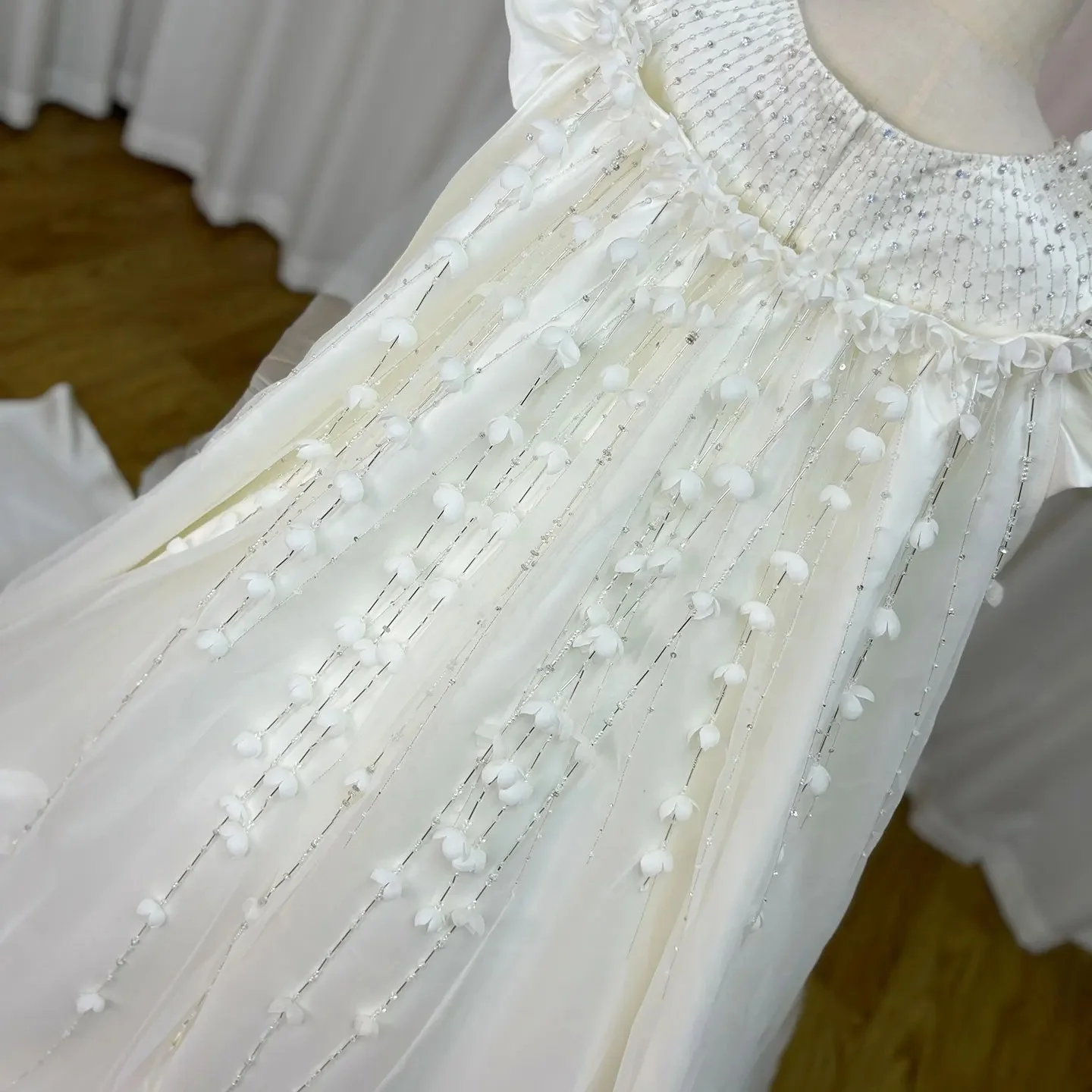 فاخر الأبيض الساتان رقيق زهرة فتاة فستان الزفاف بلورات طويلة الذيل الأميرة قصيرة الأكمام الكاحل طول سويب تراين العباءات