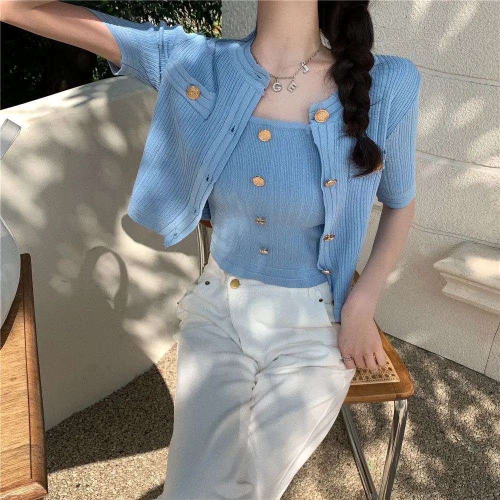 

Летний новый темпераментный вязаный костюм на пуговицах с круглым вырезом и коротким рукавом, модный тонкий однотонный кардиган, костюм-бретелька