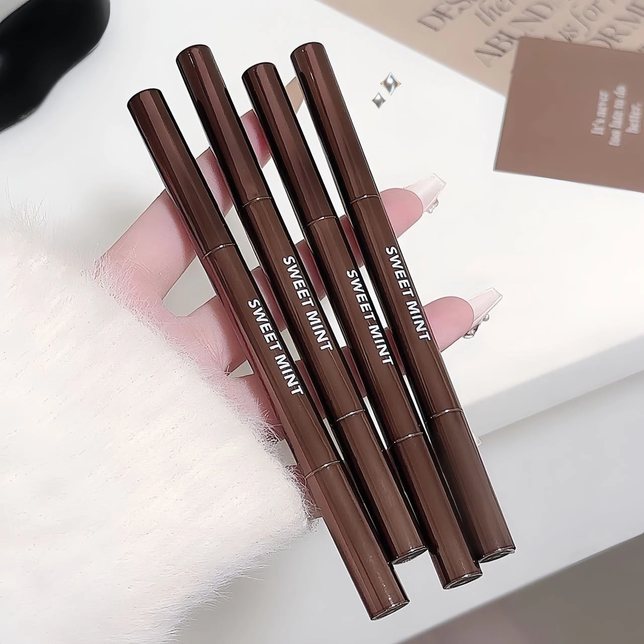 양쪽 끝의 아이브로우 펜슬은 방수 및 땀 방지 기능이 있어 자연스럽게 뿌리가 빠지지 않고 오래 지속되며 초보자에게 적합합니다.