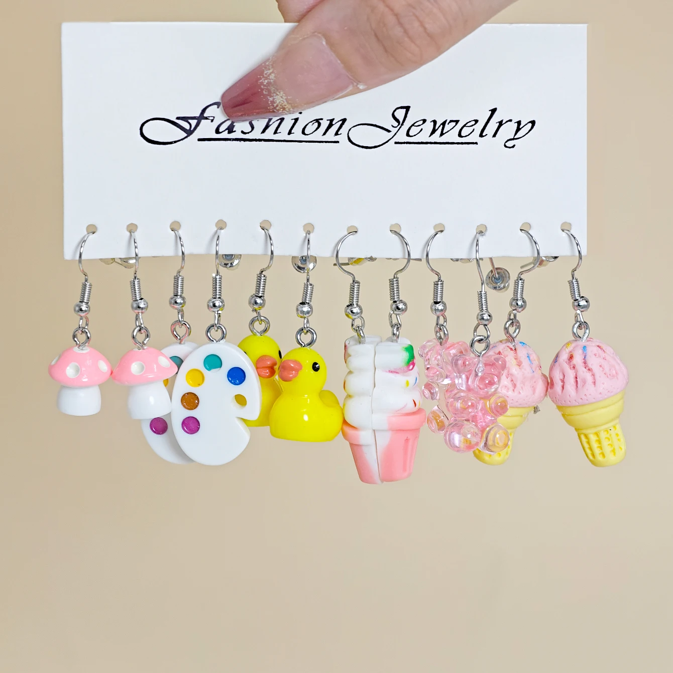 Grensoverschrijdende Vrouwen Leuke Creatieve Veelzijdige Konijn Bloem Aardbei Paddestoel Beer Hars Dangle Oorbellen Set