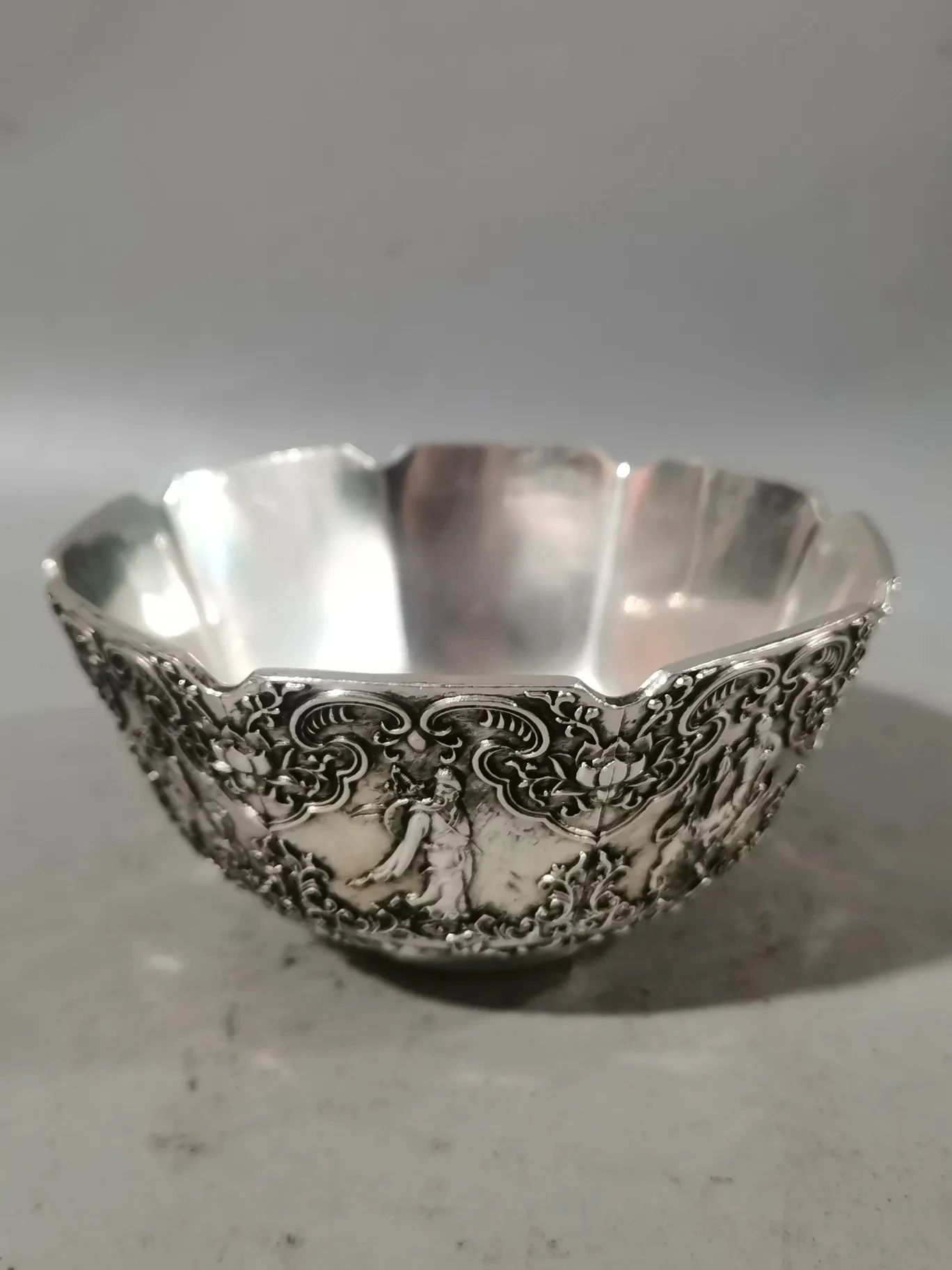 

Antique Qing Dynasty Qianlong Year Lucky Lucky Lucky Relief Eight Immortals Bowl Copper Silver Plated Bowl Home Decoration Town