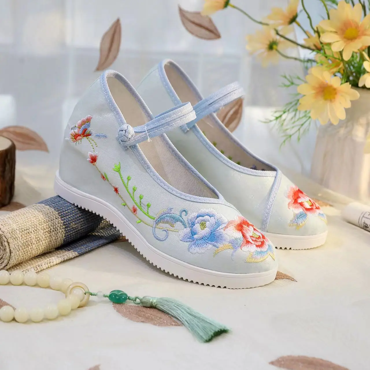 Woman's New Platform Wedges Embroidered Shoes Soft Sole Non Slip Ethnic Style Round Toe Silk Increased Internal Hanfu Shoes